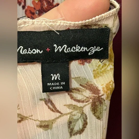 Mason +Mackenzie Kimono beautiful floral pattern. One size fits all. - Picture 4 of 4